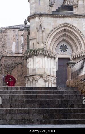 Cuenca, Spagna. 11 Dicembre 2020. Un uomo cammina oltre la Plaza Mayor a Cuenca, Spagna, 11 dicembre 2020. Cuenca, patrimonio dell'umanità, è rinomata per i suoi numerosi edifici storici. Credit: Meng Dingbo/Xinhua/Alamy Live News Foto Stock