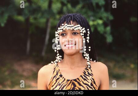 Novanta Trinidad e Tobago - Donna locale a Tobago con perline, capelli in umido sulla spiaggia (MR) ca. 1996 Foto Stock