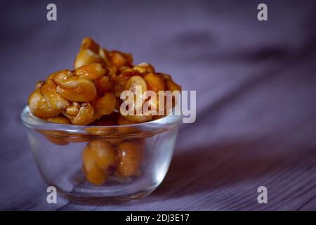 Vista delle palle di arachidi (anche chiamato Chikki), che è un dolce indiano popolare fatto da arachidi e gelificazione. Foto Stock