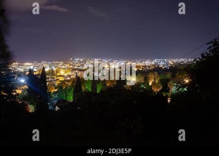 Notte città con vista luci dall'alto Foto Stock
