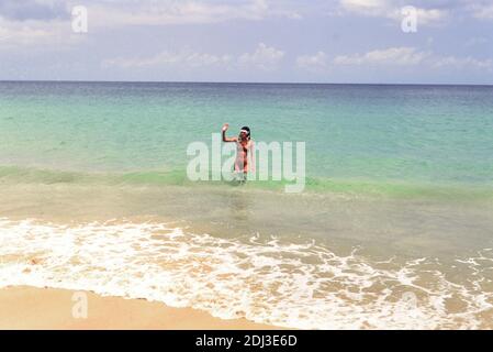 Novanta Trinidad e Tobago - Donna nel surf di Stone Haven Bay a Tobago ca. 1998 Foto Stock