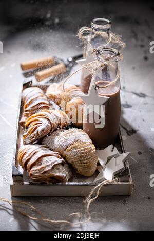 Colazione di Natale con cioccolata calda. Croissant invernale. Dessert dolce. Cibo e bevande salutari. Foto Stock