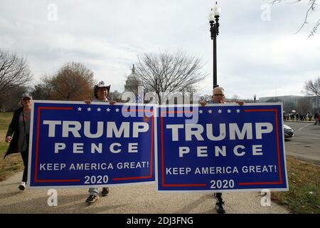 Washington, Stati Uniti. 12 dicembre 2020. I sostenitori del presidente Trump hanno dei cartelli su Pennsylvania Avenue durante la dimostrazione.i sostenitori continuano a sostenere le dichiarazioni incomprovate del presidente di massicce frodi elettorali e irregolarità elettorali. A seguito del raduno DELLA MAGA di novembre a Washington, Women for America First, un’organizzazione conservatrice, ha presentato domanda per un altro permesso di radunarsi a sostegno del presidente Trump, appena due giorni prima che gli elettori formino ogni stato votino per il loro candidato. Credit: SOPA Images Limited/Alamy Live News Foto Stock