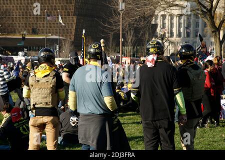 Washington, Stati Uniti. 12 dicembre 2020. I ragazzi orgogliosi si riuniscono al National Mall di Washington durante la manifestazione. I sostenitori continuano a sostenere le affermazioni incomprovate del presidente in materia di massicce frodi elettorali e irregolarità elettorali. A seguito del raduno DELLA MAGA di novembre a Washington, Women for America First, un’organizzazione conservatrice, ha presentato domanda per un altro permesso di radunarsi a sostegno del presidente Trump, appena due giorni prima che gli elettori formino ogni stato votino per il loro candidato. Credit: SOPA Images Limited/Alamy Live News Foto Stock