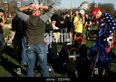 Washington, Stati Uniti. 12 dicembre 2020. I ragazzi orgogliosi si riuniscono al National Mall di Washington durante la manifestazione. I sostenitori continuano a sostenere le affermazioni incomprovate del presidente in materia di massicce frodi elettorali e irregolarità elettorali. A seguito del raduno DELLA MAGA di novembre a Washington, Women for America First, un’organizzazione conservatrice, ha presentato domanda per un altro permesso di radunarsi a sostegno del presidente Trump, appena due giorni prima che gli elettori formino ogni stato votino per il loro candidato. Credit: SOPA Images Limited/Alamy Live News Foto Stock