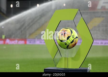 ballon officiel Ligue 1 durante il campionato francese Ligue 1 Partita di calcio tra RC Lens e Montpellier HSC il prossimo dicembre / LM Foto Stock