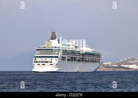 Nave da crociera Royal Caribbean, Rhapsody of the Seas, ormeggiata al largo della costa dell'isola greca di Mykonos. La nave da crociera è entrata in servizio nel 2000. Foto Stock