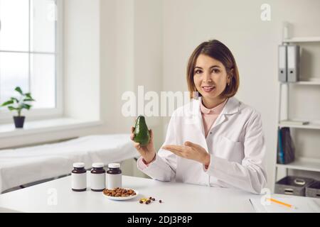 Dietista professionista che parla dei benefici di una dieta sana con il cibo supplementi Foto Stock