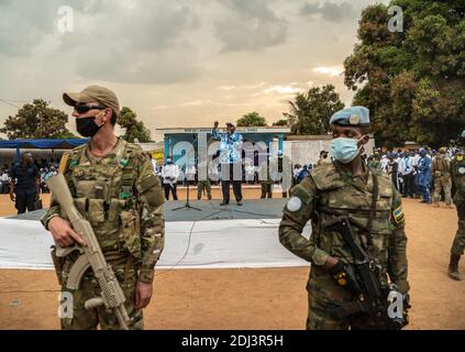 Bangui, Repubblica Centrafricana. 12 dicembre 2020. Faustin-Archange Touadera, Presidente della Repubblica Centrafricana, ha tenuto un discorso in una manifestazione elettorale a Bangui, Repubblica Centrafricana, il 12 dicembre 2020. Il partito al governo della Repubblica Centrafricana United Hearts Movement (MCU) Sabato ha lanciato una campagna di rally per le prossime elezioni presidenziali a Bangui. Credit: Andr¨¦ B?/Xinhua/Alamy Live News Foto Stock