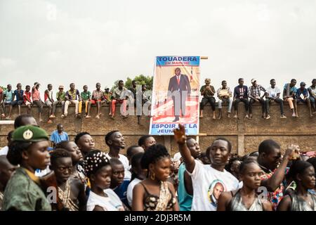 Bangui, Repubblica Centrafricana. 12 dicembre 2020. Le persone che detengono il poster di Faustin-Archange Touadera, presidente della Repubblica Centrafricana, partecipano ad una manifestazione di campagna a Bangui, Repubblica Centrafricana, 12 dicembre 2020. Il partito al governo della Repubblica Centrafricana United Hearts Movement (MCU) Sabato ha lanciato una campagna di rally per le prossime elezioni presidenziali a Bangui. Credit: Andr¨¦ B?/Xinhua/Alamy Live News Foto Stock