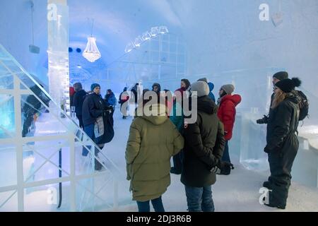 Jukkasjarvi, provincia di Kiruna, Lapponia, Svezia - 4 marzo 2020: Tour turistico nel famoso Ice bar, all'interno dell'hotel ICE di Jukkasjarvi Foto Stock