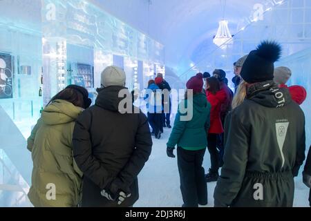 Jukkasjarvi, provincia di Kiruna, Lapponia, Svezia - 4 marzo 2020: Tour turistico nel famoso Ice bar, all'interno dell'hotel ICE di Jukkasjarvi Foto Stock