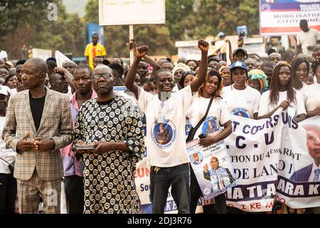 Bangui, Repubblica Centrafricana. 12 dicembre 2020. La gente partecipa a una campagna di rally a Bangui, Repubblica Centrafricana, 12 dicembre 2020. Il partito al governo della Repubblica Centrafricana United Hearts Movement (MCU) Sabato ha lanciato una campagna di rally per le prossime elezioni presidenziali a Bangui. Credit: Andr¨¦ B?/Xinhua/Alamy Live News Foto Stock