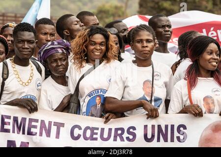 Bangui, Repubblica Centrafricana. 12 dicembre 2020. La gente partecipa a una campagna di rally a Bangui, Repubblica Centrafricana, 12 dicembre 2020. Il partito al governo della Repubblica Centrafricana United Hearts Movement (MCU) Sabato ha lanciato una campagna di rally per le prossime elezioni presidenziali a Bangui. Credit: Andr¨¦ B?/Xinhua/Alamy Live News Foto Stock