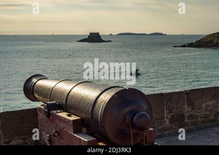 Fort National sull'isola di marea Petit Be a Saint-Malo. Forte è stato costruito nel 17 ° secolo per proteggere la città. Saint-Malo è una città portuale murata in Bretagna Foto Stock