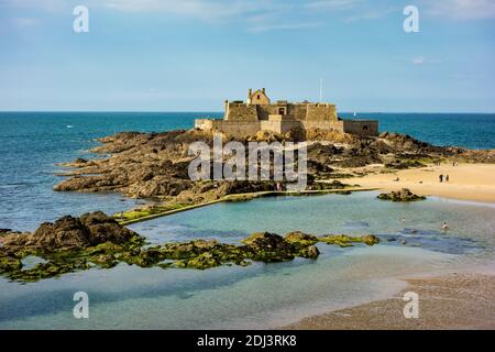 Fort National sull'isola di marea Petit Be a Saint-Malo. Forte è stato costruito nel 17 ° secolo per proteggere la città. Saint-Malo è una città portuale murata in Bretagna Foto Stock