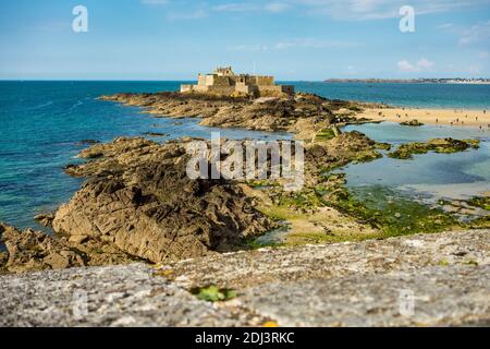 Fort National sull'isola di marea Petit Be a Saint-Malo. Forte è stato costruito nel 17 ° secolo per proteggere la città. Saint-Malo è una città portuale murata in Bretagna Foto Stock