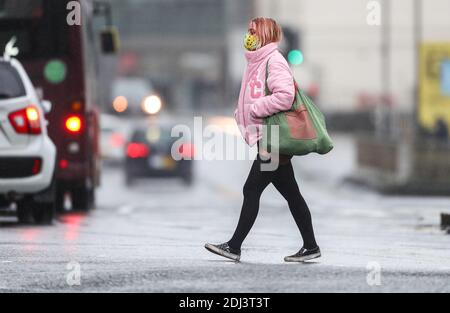 Southampton, Hampshire. 13 dicembre 2020. Regno Unito Meteo. Gli amanti dello shopping si sfidano nel tempo con una pioggia bagnata per iniziare la giornata a Southampton. Credit Stuart Martin/Alamy Live News Foto Stock