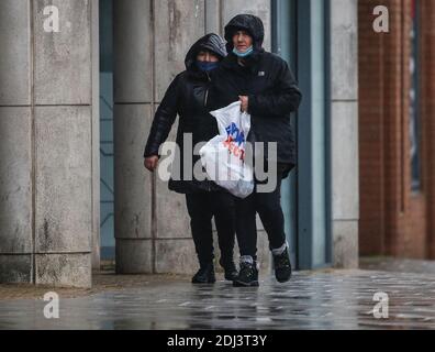Southampton, Hampshire. 13 dicembre 2020. Regno Unito Meteo. Gli amanti dello shopping si sfidano nel tempo con una pioggia bagnata per iniziare la giornata a Southampton. Credit Stuart Martin/Alamy Live News Foto Stock