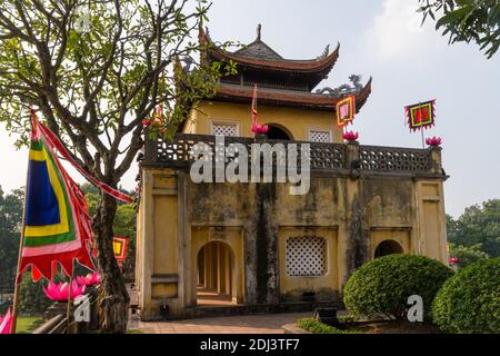 Edificio alla porta principale dell'ex cittadella imperiale Thang Long nella capitale vietnamita Hanoi Foto Stock