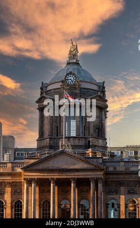 Luce al tramonto sul Municipio di Liverpool con la Union Jack, la bandiera britannica Foto Stock