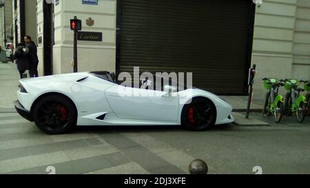 Parigi, Francia - Gennaio 2018: Un Aventador bianco Lamborghini parcheggiato lungo gli Champs Elisee di fronte alla finestra di Cartier Foto Stock