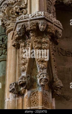 Dettaglio della stupefacente lavorazione in pietra all'interno di Southwell Minster, Southwell, Nottinghamshire, Regno Unito. Foto Stock