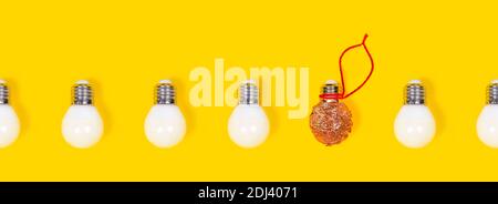 Concetto di riutilizzo. Decorazione fai da te di Capodanno o Natale realizzata con lampade a LED e glitter. Design pop art, concetto creativo unico. Foto Stock