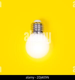Lampada a LED isolata su sfondo giallo. Lampadina a LED Foto Stock