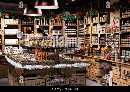 PARIGI, FRANCIA - 2 DICEMBRE 2018: La gente sceglie i regali gustosi per Natale a le Comptoir de Mathilde conosciuto per i suoi cioccolatini e prodotti gourmet. Foto Stock