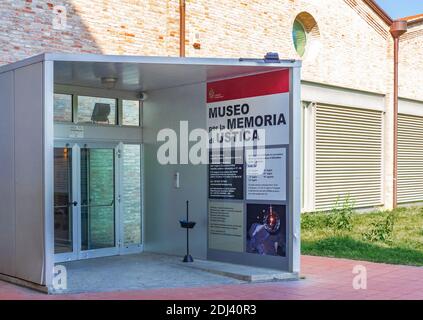 Ingresso al Museo della memoria di Ustica costruito in capannoni di mattoni un tempo utilizzati come garage per i trasporti pubblici.Bologna, Italia Foto Stock