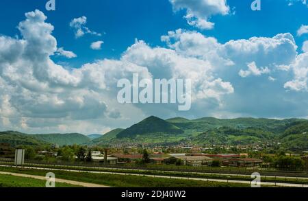 Piramide bosniaca del Sole. Paesaggio con antica piramide boscosa vicino alla città di Visoko, BIH, Bosnia-Erzegovina. Resti di misteriosi vecchi civili Foto Stock