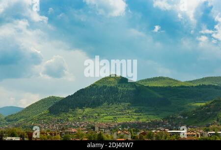 Piramide bosniaca del Sole. Paesaggio con antica piramide boscosa vicino alla città di Visoko, BIH, Bosnia-Erzegovina. Resti di misteriosi vecchi civili Foto Stock