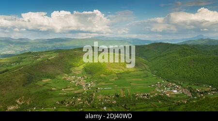 Piramide bosniaca della Luna. Paesaggio con antiche piramidi boscose vicino alla città di Visoko, BIH, Bosnia ed Erzegovina. Resti di misteriosi vecchi civi Foto Stock