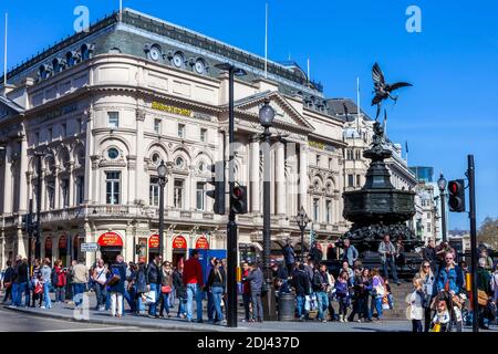 Londra, UK, 1 aprile 2012 : Eros il dio greco della statua d'amore in Piccadilly Circus pieno di turisti che è una destinazione turistica popolare attrr Foto Stock