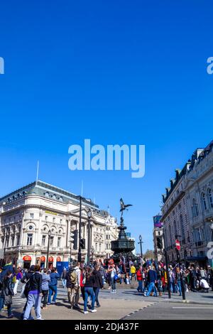 Londra, UK, 1 aprile 2012 : Eros il dio greco della statua d'amore in Piccadilly Circus pieno di turisti che è una destinazione turistica popolare attrr Foto Stock