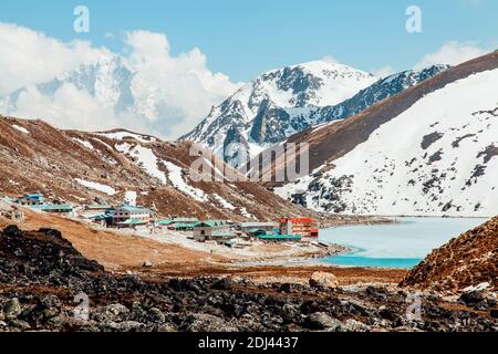 Incredibile lago blu Gokio sotto ghiaccio e neve, Nepal, Himalaya Foto Stock