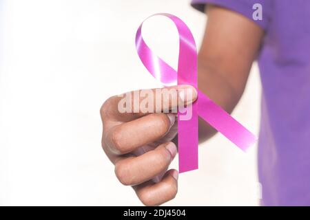 Mano che tiene vicino il nastro HIV Foto Stock