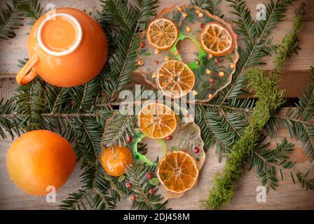 Supporto per tè fatto a mano in resina epossidica. Supporto per tè con clementine, ideale per l'inverno Foto Stock