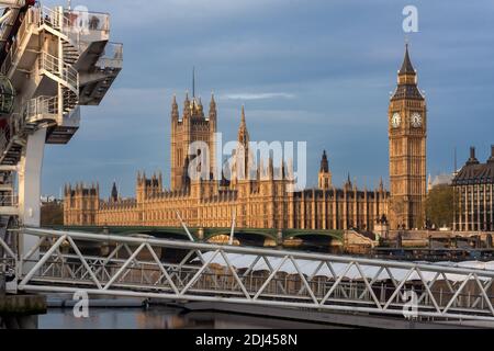 LONDRA, Regno Unito - 03 MAGGIO 2008: Vista del London Eye, del Big ben e delle Houses of Parliament vista sopra la banda del molo di Waterloo Foto Stock