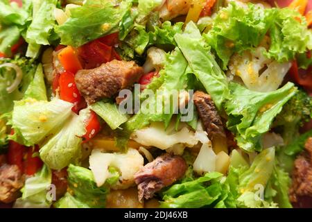 insalata fresca fatta in casa sul piatto da vicino Foto Stock