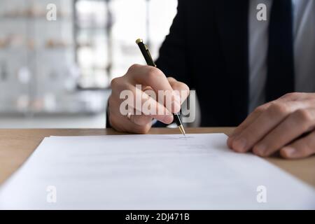 Primo piano uomo d'affari firma contratto, tenendo penna, compilare il modulo Foto Stock