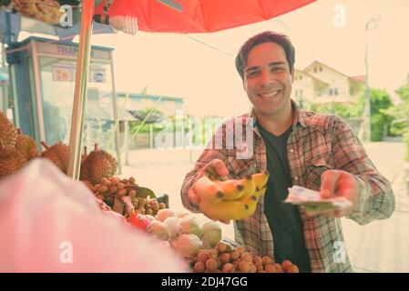 Bel turista persiano che esplora la città di Bangkok, Thailandia Foto Stock