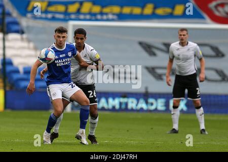 Cardiff, Regno Unito. 12 dicembre 2020. Kyle Naughton di Swansea City (26) e Mark Harris di Cardiff City (l) in Action.EFL Skybet Championship match, Cardiff City contro Swansea City allo stadio Cardiff City di Cardiff, Galles sabato 12 dicembre 2020. Questa immagine può essere utilizzata solo per scopi editoriali. Solo per uso editoriale, è richiesta una licenza per uso commerciale. Nessun utilizzo nelle scommesse, nei giochi o nelle pubblicazioni di un singolo club/campionato/giocatore. pic di Andrew Orchard/Andrew Orchard sports photography/Alamy Live news Credit: Andrew Orchard sports photography/Alamy Live News Foto Stock