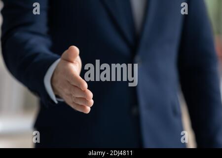 Primo piano uomo d'affari che si estende la mano per handshake, saluto cliente Foto Stock