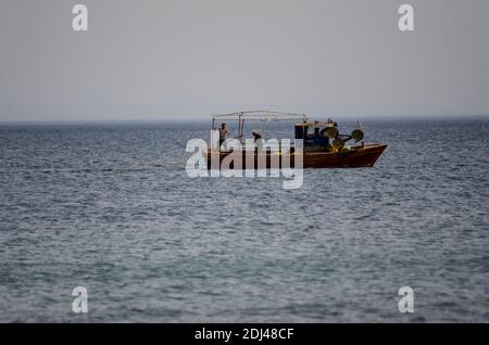 ALEXANDROUPOLI, GRECIA - 19 maggio 2020 - pescatori costieri al lavoro sul Mar Egeo al largo di Alexandroupoli, Evros, Grecia - Foto: Geopix Foto Stock