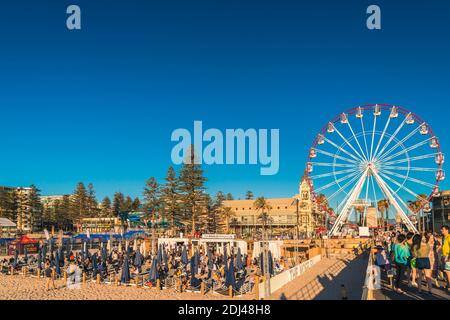 Adelaide, Australia del Sud - 12 Gennaio 2019: Gli ospiti al bar Moseley Beach Club godono di vedute del tramonto in una calda serata estiva Foto Stock