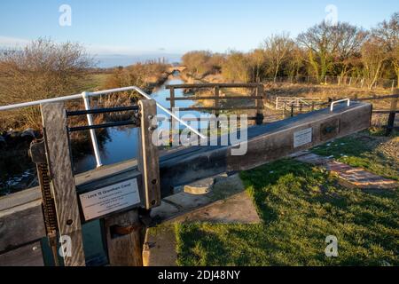 Vista a valle sul canale Grantham da Woolsthorpe Middle Lock al ponte di Stenwith. Woolsthorpe di Belvoir, Lincolnshire, Inghilterra, Regno Unito Foto Stock