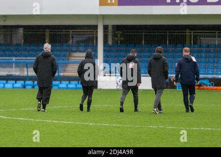 Ispezione del campo di calcio in una giornata piovosa, Regno Unito Foto Stock