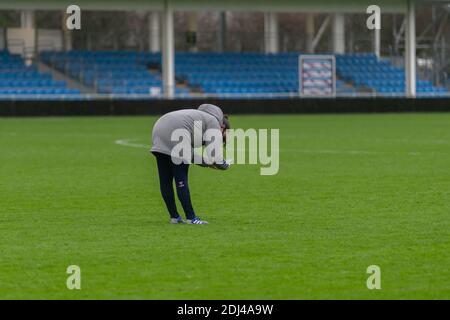 Ispezione del campo di calcio in una giornata piovosa, Regno Unito Foto Stock